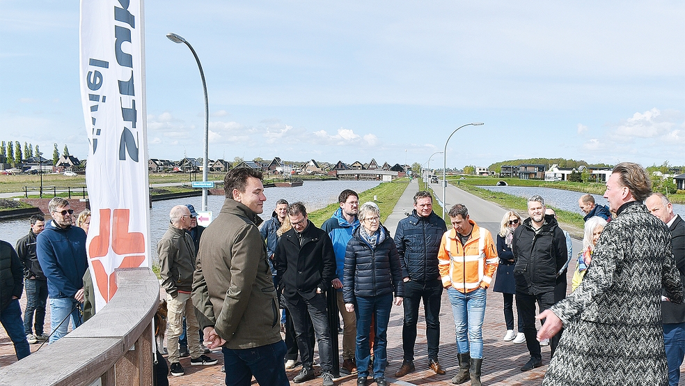 Der »Gedeputeerde« Tjeerd van Dekken (rechts) von der Provinz Groningen eröffnete die »Beekjuffer«(Libellen)-Brücke in Blauwestad, links von ihm »Projectdirecteur« René Perton.  © Fotos: Kuper