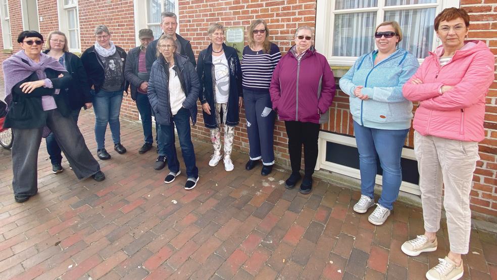 Ortstermin am Hafen. Anwohner berichten über Missstände in dem »exklusiven« Wohngebiet.  © Fotos: Hanken
