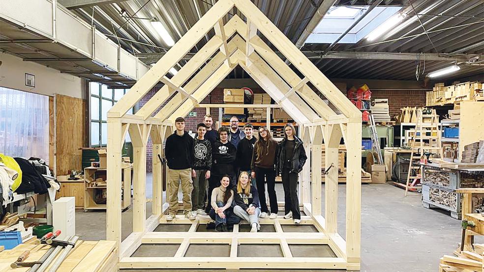 Die Schüler entwickelt die »Hütten vom Ubbo« in der Architektur-AG. Einige der modularen »HUBBOS« zieren nun den Schulhof des Gymnasiums.  © Foto: UEG Leer