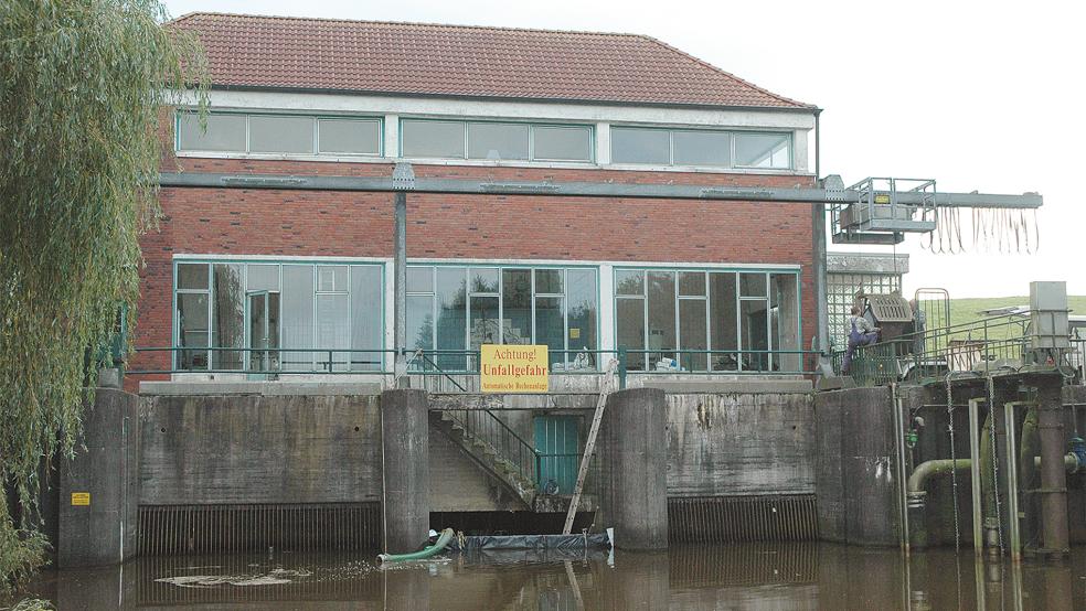 Das binnenseitige Hubtor des Schöpfwerks in Weener-Buschfeld wird dauerhaft verschlossen. »Wir können seit Jahren nicht mehr vernünftig sielen«, so Obersielrichter Willem Berlin.  © Foto: Szyska