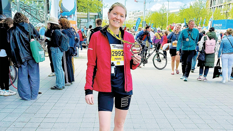 Glücklich und mit einer Teilnehmermedaille ausgestattet posiert Natalie Finke vom TuS Weener nach ihrem ersten Marathon in Hannover.  © Foto: privat
