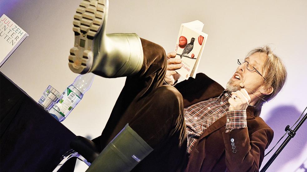 Vorleser Reiner Rudloff liest aus zwei Büchern.  © Foto: Stadtbibliothek