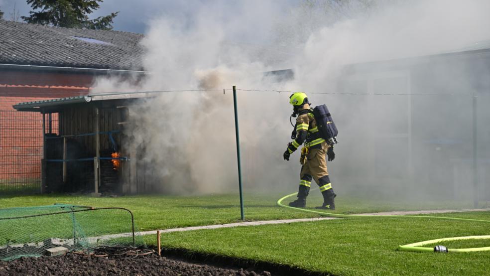 Die Feuerwehr löschte den Schuppenbrand in Jemgum. © Bruins