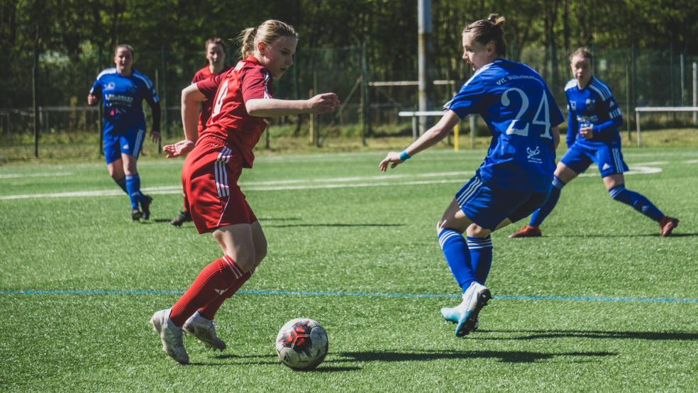 Jana Frieling (am Ball) trug mit zwei Toren maßgeblich zum Sieg der Jemgumerinnen in Wilhelmshaven bei. © privat