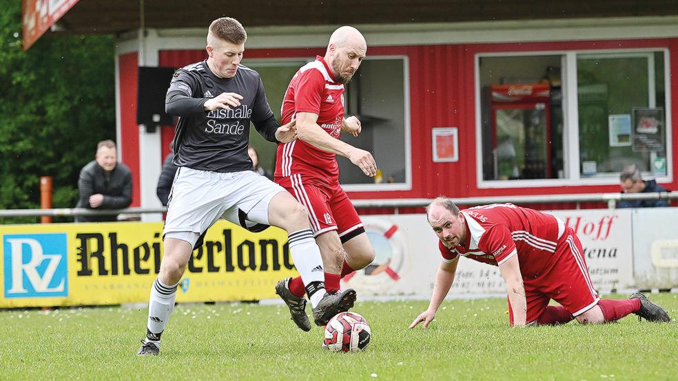 Vor allem im ersten Durchgang zeigten Klaas Tielemann (rotes Trikot, Mitte), Gerd Bekker und der SV Ems gegen den VfB Uplengen eine gute, kämpferische Leistung.  © Foto: Bruins