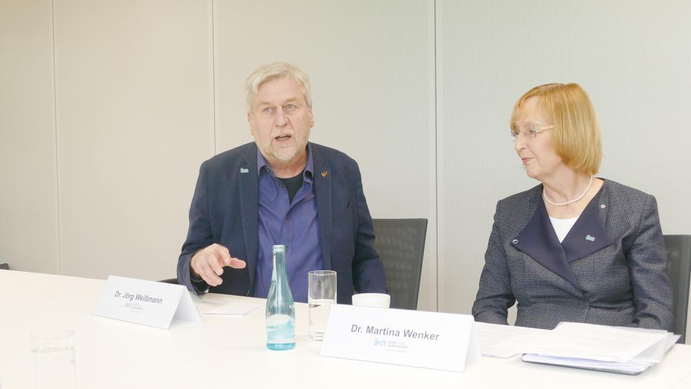 Die Studienplätze in Oldenburg sollten von derzeit 120 auf mindestens 200 aufgestockt werden, fordern die Präsidentin der Ärztekammer Niedersachsen, Dr. Martina Wenker, und der Leiter der Auricher Bezirksstelle, Dr. Jörg Weißmann.  © Foto: Jürgens