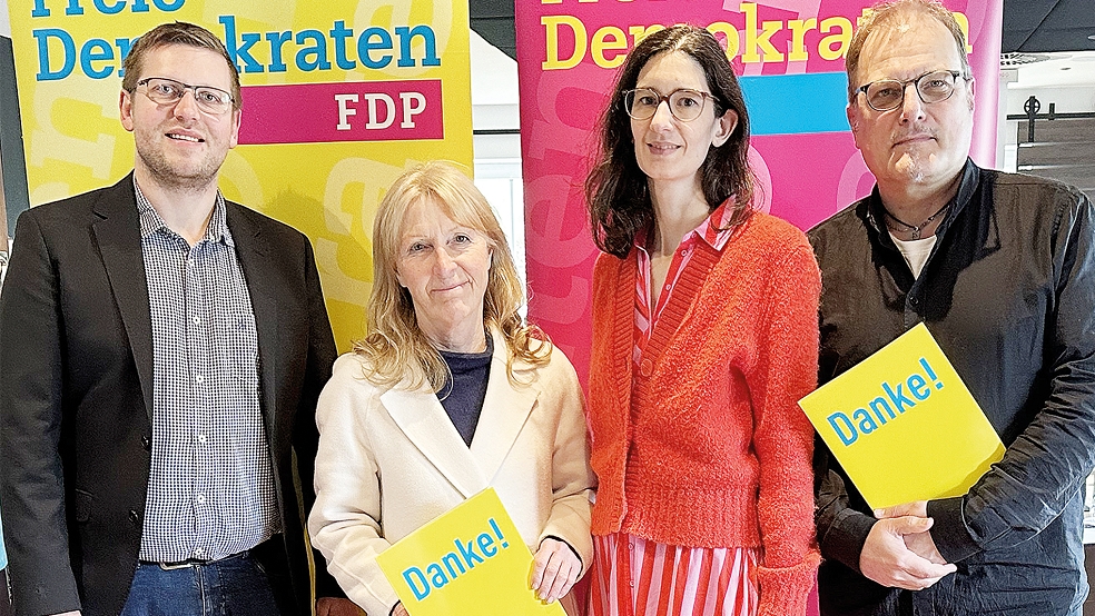 Kamen zum Kreisparteitag der FDP in Neermoor zusammen: Jens Völker (links), Cornelia Debus, Cordula Kentler und Günter Podlich.  © Foto: FDP