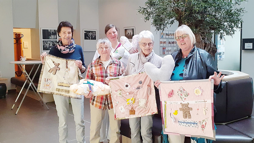 Bei der Spendenübergabe (von links) Antje de Vries, Voline Kräfting, Insa Brünnecke, Waltraud Hemken und Elke Sabev-Kosmis.  © Foto: Borromäus Hospital Leer<br /><br />