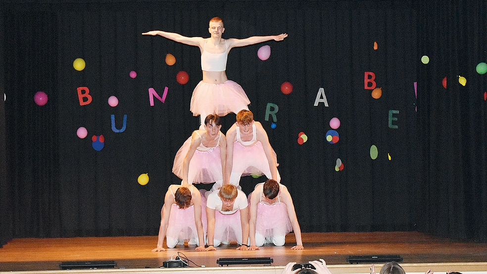 Als tanzende Schwäne ernteten diese sechs Schüler der Klasse 10a einen wahren Begeisterungssturm  © Fotos: Kuper 