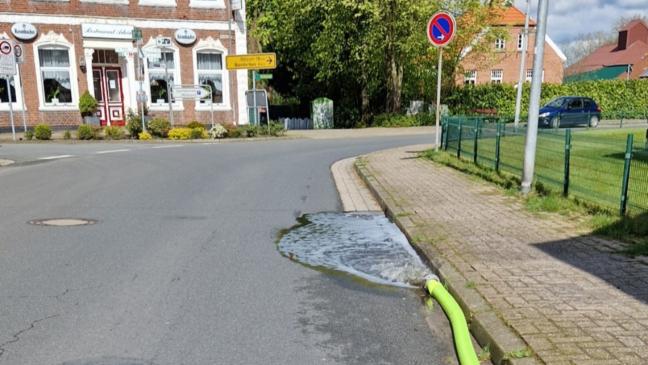 Feuerwehr pumpt Keller leer