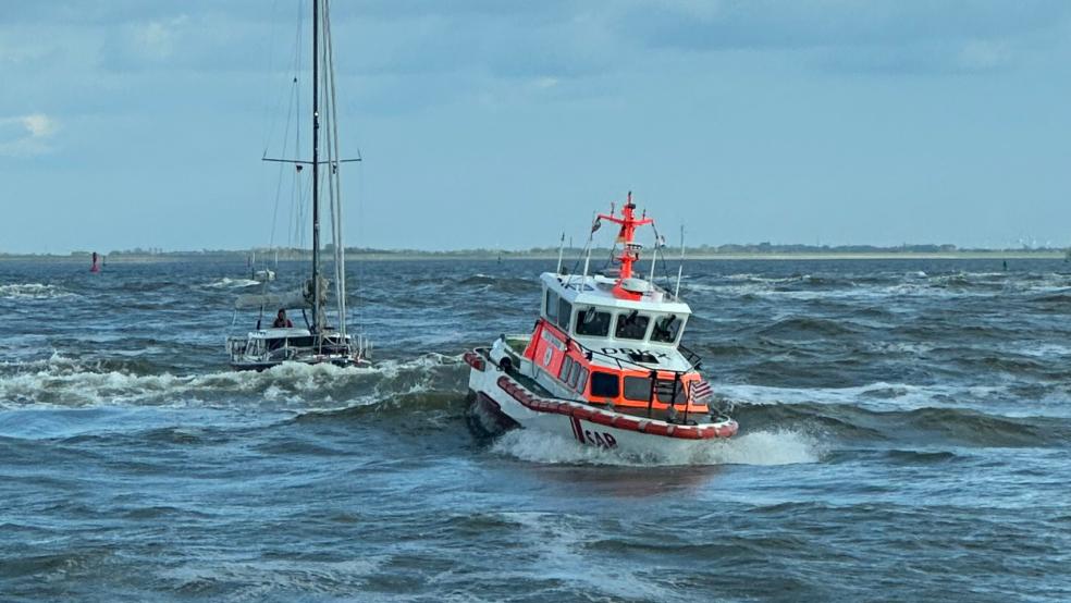 Im Schlepp der "Otto Diersch" bringen die Seenotretter das havarierte Segelboot in den Hafen. © Die Seenotretter – DGzRS