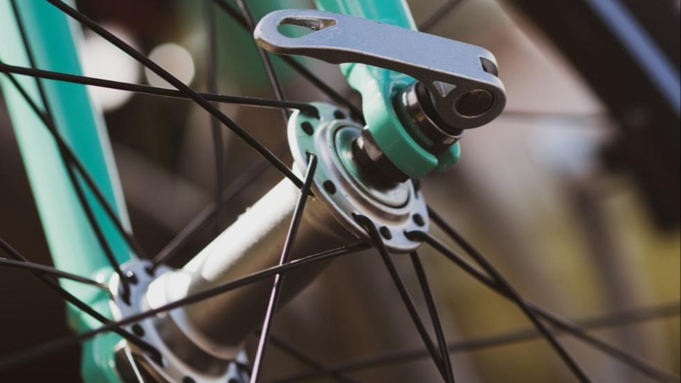 EIn Radfahrer verletzte sich bei einem Sturz nach einem Bremsmanöver leicht, er konnte den Zusammenstoß mit einem Auto vermeiden. © Pixabay