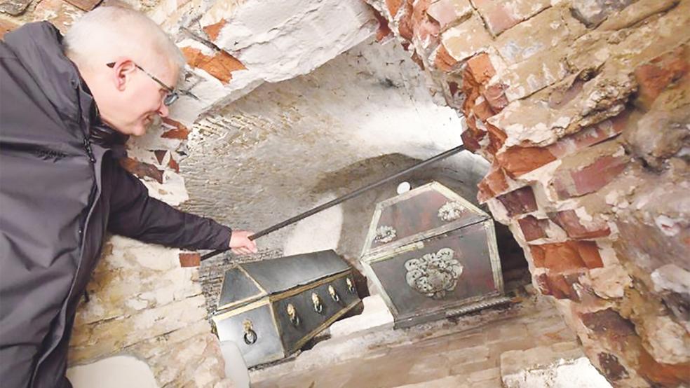 Bei einer Themenführung kann die Grafengruft besichtigt werden.  © Foto: Landkreis Leer