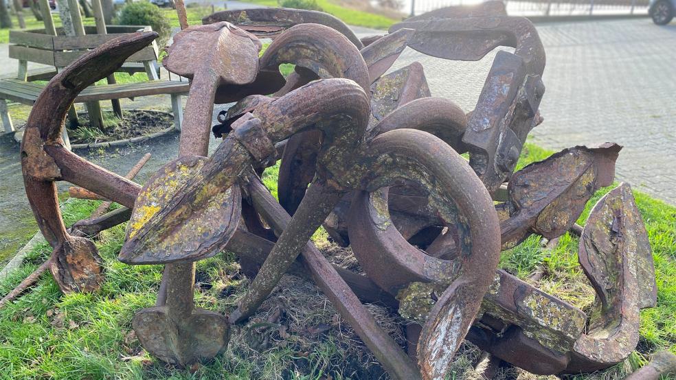 Schwere Schiffsanker liegen bereits auf dem Platz am Diekhörn neben dem Schöpfwerk in Pogum. Eine Informationstafel ist noch in Arbeit.  © Foto: Hanken