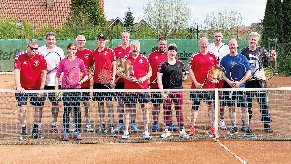 Die Tennisspieler des TV Bunde schwangen am Nachmittag am Mölenland die Schläger.  © Foto: privat