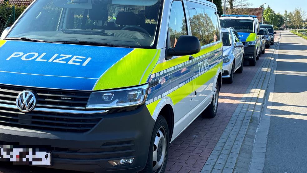 Mit mehreren Einsatzfahrzeugen rückte die Polizei am Dienstagmorgen zur 1. Südwieke in Rhauderfehn aus.  © Zein