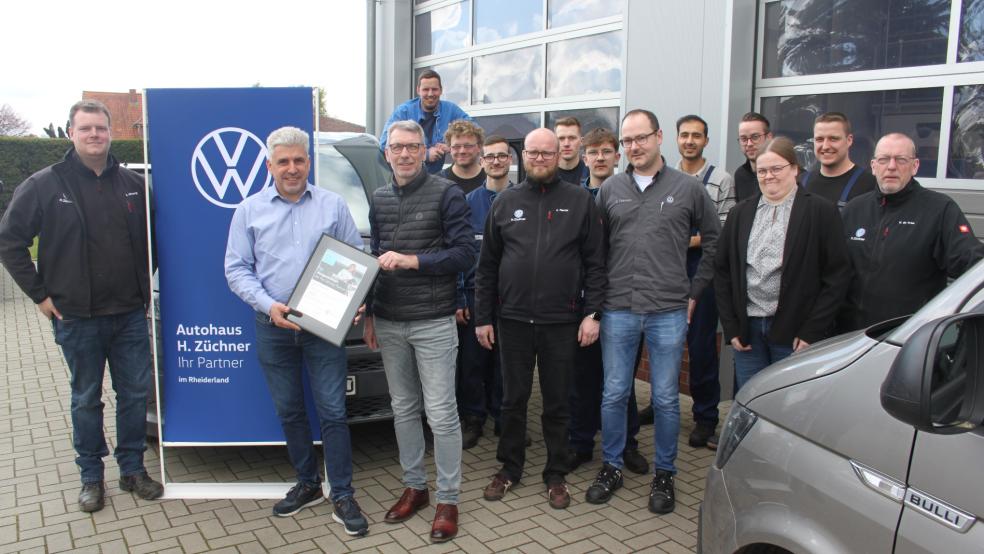 Norman Heise (Zweiter von links) von Volkswagen Nutzfahrzeuge übergab Züchner-Geschäftsführer Andree Tammen die Urkunde als einer der 100 besten Service Partner. Das gesamte Team des Autohauses freute sich über die Auszeichnung.  © Foto: Busemann
