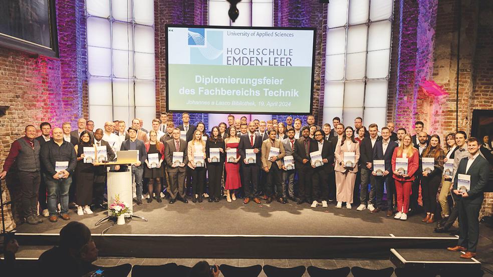 Die Absolventinnen und Absolventen des Fachbereichs Technik nahmen ihre Zeugnisse in der Emder Johannes a Lasco Bibliothek entgegen.  © Foto: Hochschule Emden/Leer