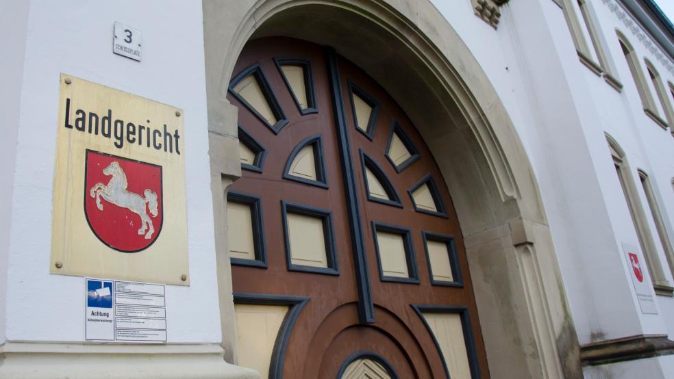 Ein 23-jähriger Auricher soll sich vor dem Landgericht Aurich wegen Widerstands sowie einer Körperverletzung gegen Polizisten und zwei sexuelle Übergriffe auf Frauen verantworten. © Hanken (Archiv)