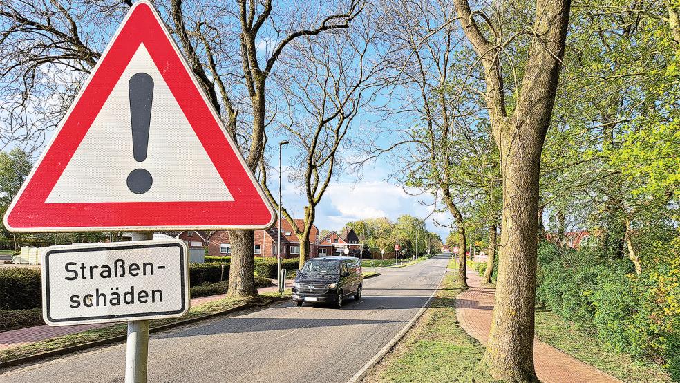 Die Schilder zur Warnung vor Straßenschäden auf der L 15 in Jemgum werden noch einige Zeit stehen bleiben.  © Foto: Szyska