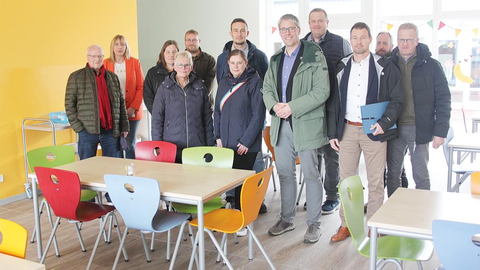 Die Mitglieder des Schulausschusses der Stadt Weener und Vertreter der Stadtverwaltung schauten sich am Mittwoch die neue Mensa an. Schulleiterin Antje Onnen-Wessels (Zweite von links) führte sie durch die neuen Räumlichkeiten.  © Foto: Busemann