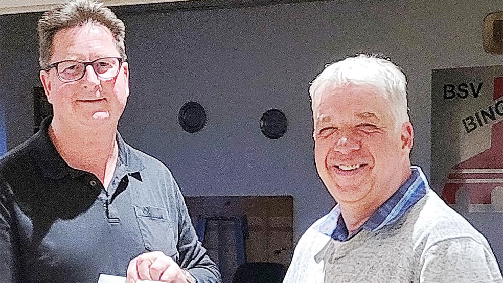 Der alte und neue Vorsitzende Sönke Eden (links) bedankte sich bei Carsten Kempen für seine langjährige Treue.  © Foto: Wolters