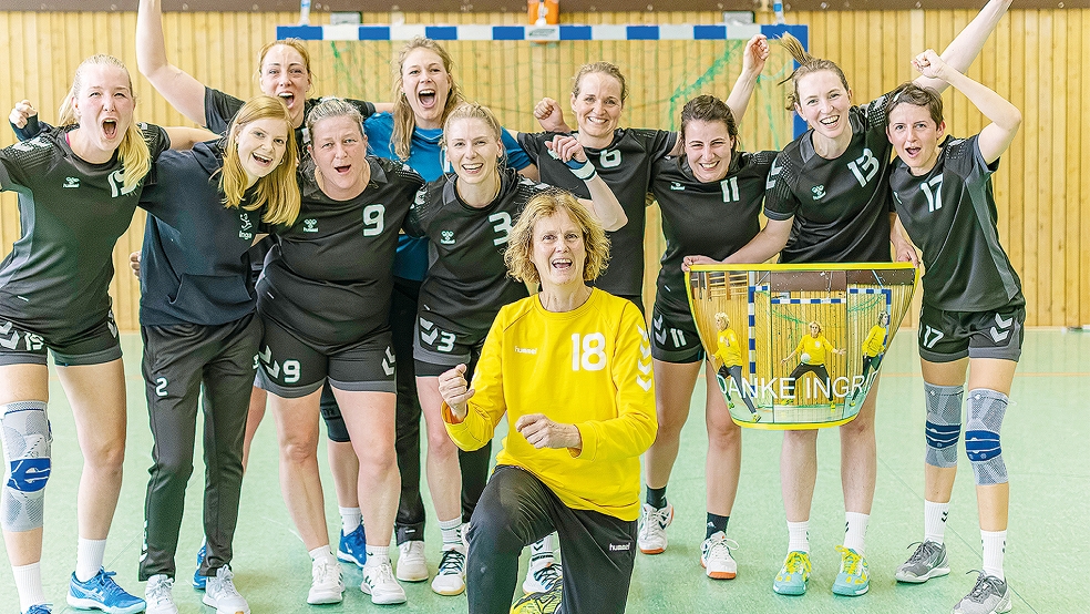 Ein Foto zum Einrahmen: Die Mannschaft freute sich, ihrer Torhüterin Ingrid Yzer (gelbes Trikot) den Abschied im letzten Heimspiel mit einem Sieg versüßt zu haben. © 