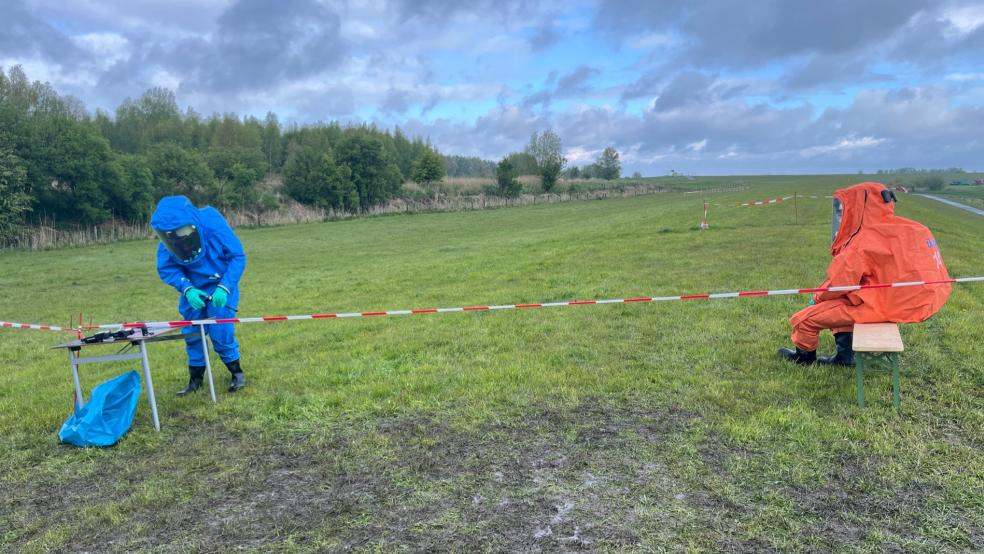 Die Feuerwehr sowie verschiedene Experten sind bei einem Gasaustritt im Einsatz. © Feuerwehr Krummhörn.