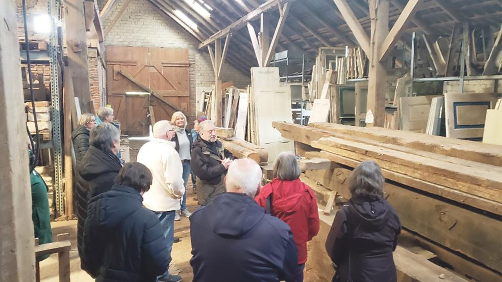 Schatzkiste: Bente Juhl vom Monumentendienst und der ehemalige Landesdenkmalpfleger Hermann Schiefer zeigen den Gästeführern des Materiallager im Steinhaus Jemgumgaste.  © Foto: privat