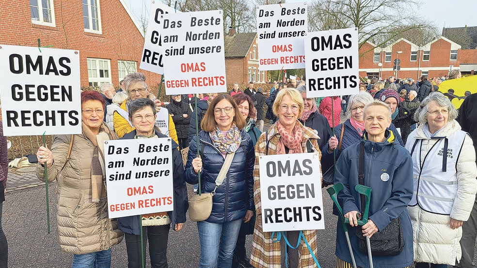 Auch auf der Kundgebung für Demokratie in Vielfalt auf dem Vogelsangplatz in Weener am 10. Februar waren die »Omas gegen Rechts« bereits stark vertreten.  © Foto: Szyska