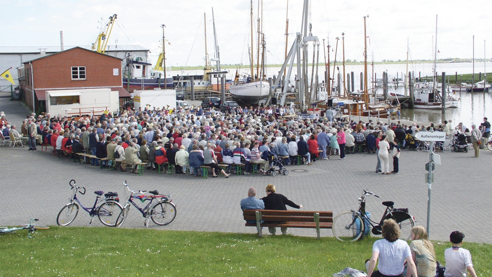 Auf dem Hafenvorplatz in Ditzum findet an Himmelfahrt wieder ein ökumenischer Gottesdienst statt.  © Archivfoto: privat