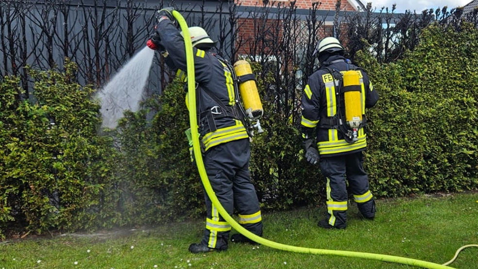 Einsatzkräfte der Feuerwehr Weener führten noch Nachlöscharbeiten aus. © Feuerwehr Weener