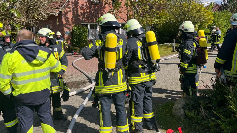 Ein Großaufgebot an Feuerwehrleuten bekämpfte den Hausbrand. © Feuerwehr