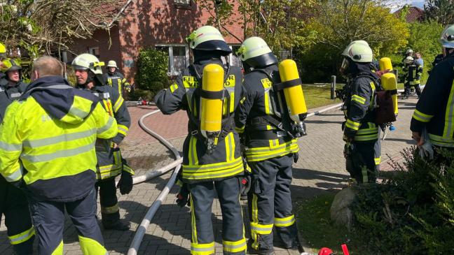 Zimmer steht in Flammen und Dachstuhl brennt