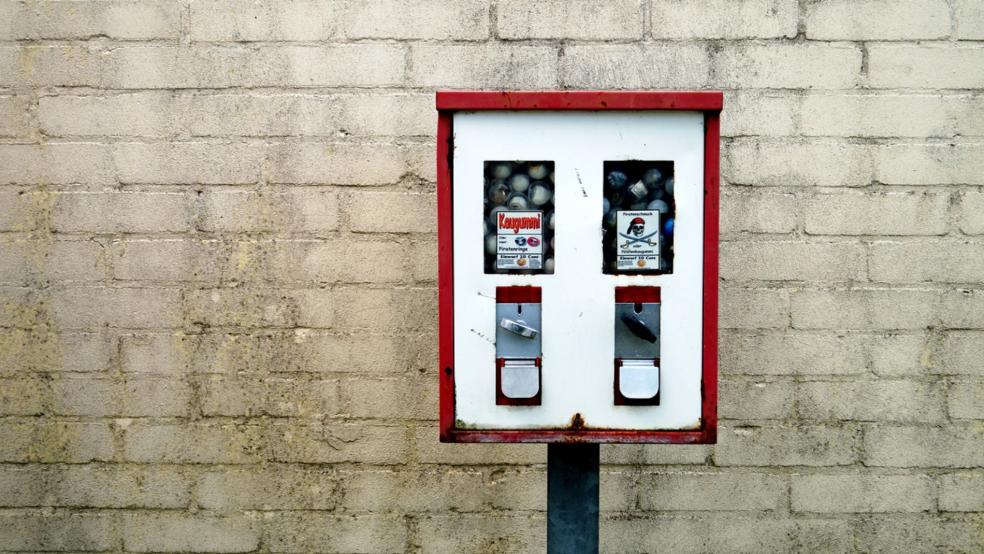 Weitaus moderner als der Automat auf unserem Symbolbild ist der Snackautomat, den zwei 21-Jährige in der vergangenen Nacht in Warsingsfehn plündern wollten. © Pixabay