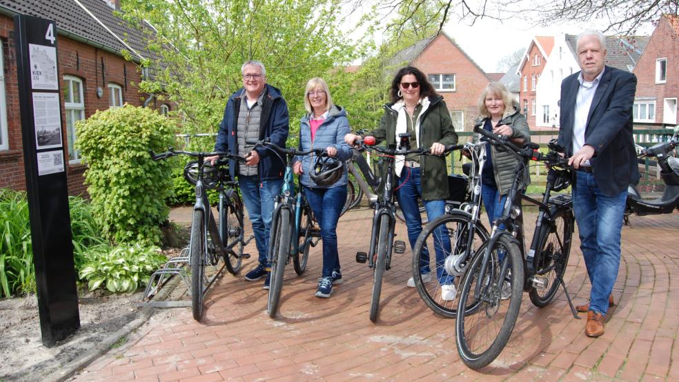 Sie waren mit dem Fahrrad zum Sielhus gekommen. Unser Foto zeigt von links Kurt Radtke, Geschäftsführer der Touristik GmbH "Südliches Ostfriesland", und seine Frau Lilo, Maike Janssen-Luitjens und Anja Nagel vom Stiftungsrat des Windparks Holtgaste sowie Jemgums Ortsvorsteher Uwe Flink. Ganz links die Stele. © Hoegen