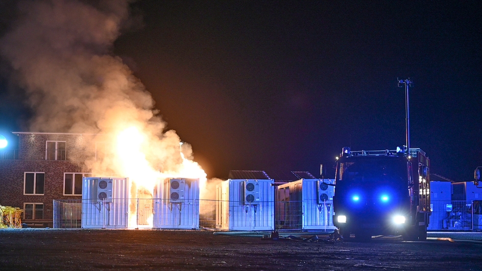 Ein Großaufgebot der Feuerwehr war in der vergangenen Nacht in Neermoor im Einsatz. © Bruins