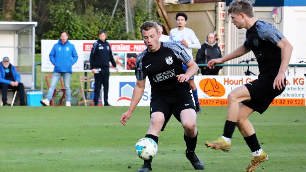 Torschütze Marx spitzelt seinem Mitspieler Malte Maas den Ball vom Fuß und trifft zum 1:0.  © Foto: Ammermann