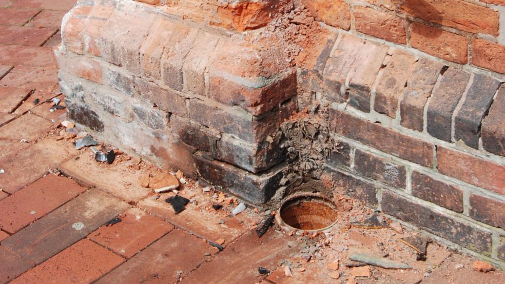 Ein 34-Jähriger landete in der Nacht betrunken mit seinem Auto an dieser Hauswand an der Westerstraße 4 in Weener, die Polizei stellte seinen Führerschein sicher. © Hoegen