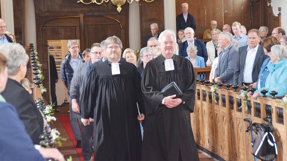 So einen besonderen Gottesdienst gibt es im Leben eines Pastors nur einmal: Pastor Bernd-Heiko Rademaker (rechts) gemeinsam mit seinem Kollegen Ard Nap beim feierlichen Einzug in die Kirche zur offiziellen Verabschiedung in den Ruhestand.  © Fotos: Himstedt