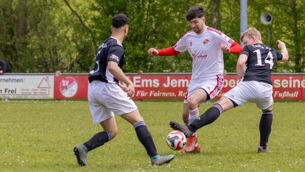 Felix Lange (weißes Trikot) traf für die Rheiderländer.  © Foto: Jungeblut