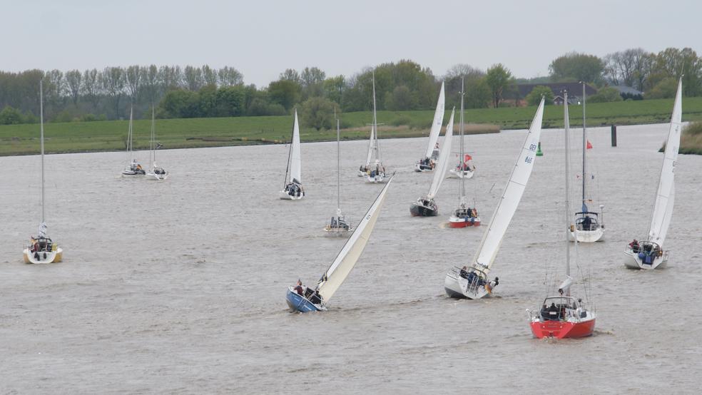 Die Segelboote des WSV Luv-up Jemgum auf ihrem Törn nach Weener. © Foto: Giesel (Luv-up)