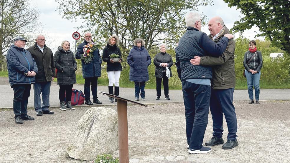 Stumme Umarmung: Bürgermeister Claus-Peter Horst (rechts) und Kees Fielstra, Sohn eines der Opfer des »Hauptmanns Herold«.  © Fotos: privat