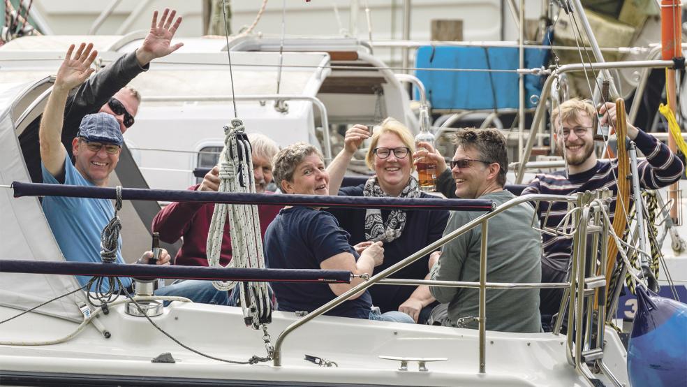 Gute Stimmung an Bord beim Ansegeln in Weener.  © Fotos: Jungeblut