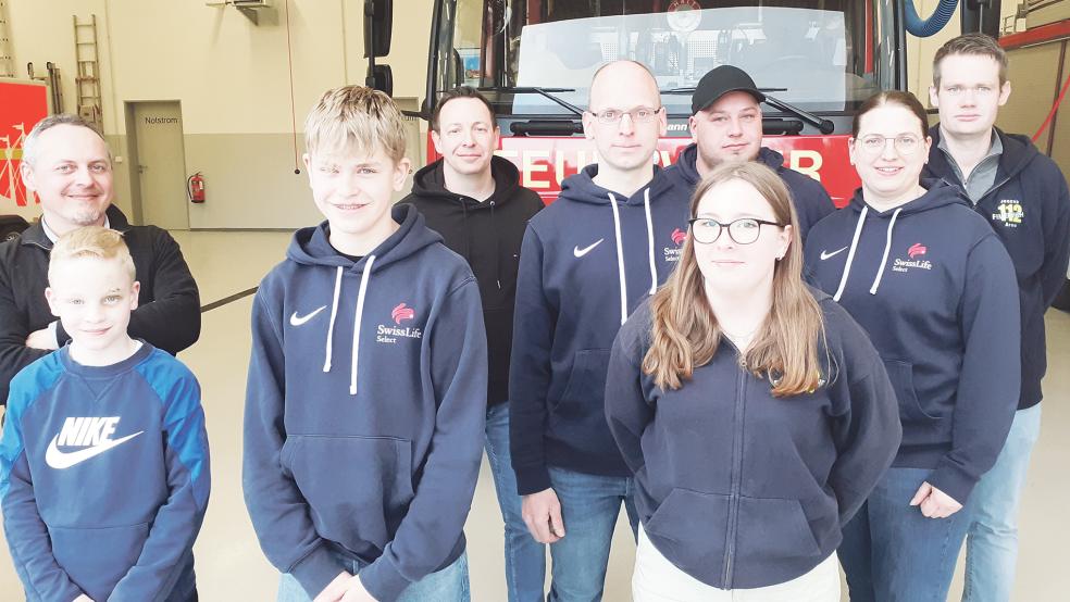 Heißen Interessierte gerne in den Jugendfeuerwehren der Gemeinde Bunde willkommen (von links): Stephan Listewnik, Julius Johann Kempen, Eike Smid, Thomas Kempen, Jens Rose, Lena Leemhuis, Daniel Schmidt, Lisa Rose und Arno Yzer.  © Foto: Berents