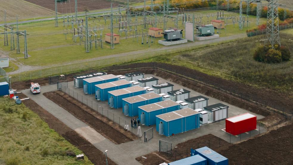 Eine solche Batteriegroßspeicher-Anlage soll in Weener entstehen. © Kyon Energy