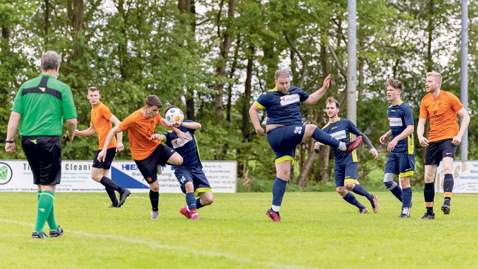 Maximiliaan van Oostenrijk (am Ball) legte gegen die SG Leer (dunkelblaue Trikots) das 1:0 vor und erzielte das 3:0 selbst.  © Foto: Jungeblut