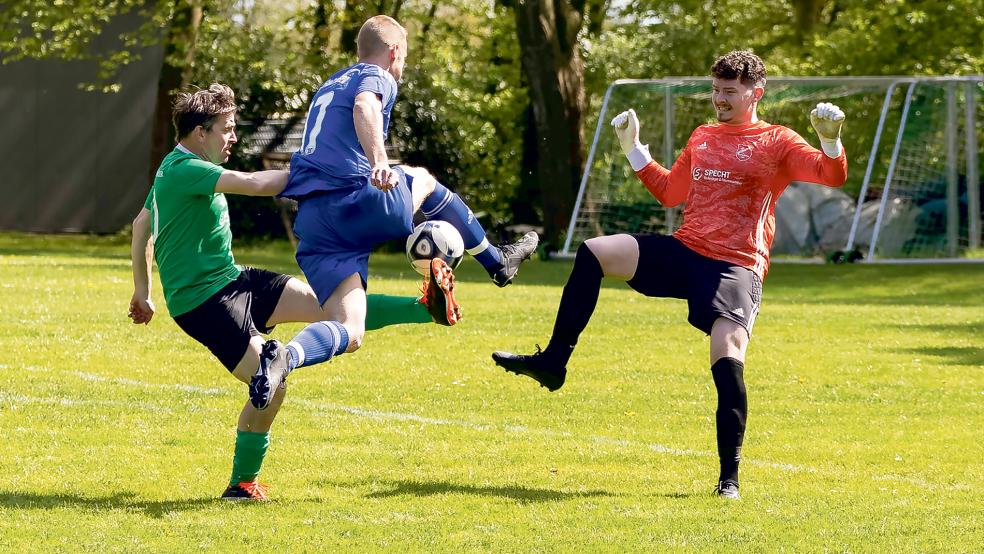 Micha Gerke (links) erzielte im Derby gegen den TuS Holthusen das 1:0 für die Reserve des SV Teutonia Stapelmoor. Hier rettet er jedoch gemeinsam mit Torhüter Tom Jungeblut vor dem angreifenden Marc Wissmann.  © Foto: Jungeblut