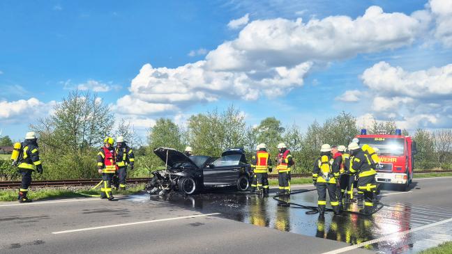 Auto fängt während der Fahrt Feuer