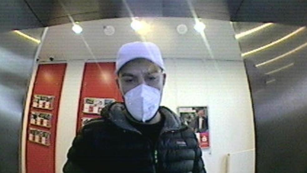 Dieser unbekannte Mann entwendete mit einer gestohlenen EC-Karte Bargeld. © Polizei